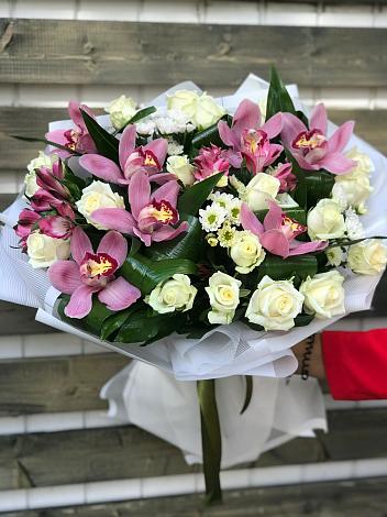 Букет цветов из: Розы и Хризантемы в Костомукше