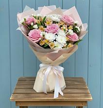 Букет цветов из:  Гвоздики, Орхидеи и Розы в Костомукше