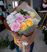 Букет цветов из:  Герберы, Розы и Хризантемы в Костомукше