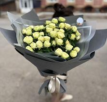 Букет Белые кустовые розы Солинеро в Костомукше