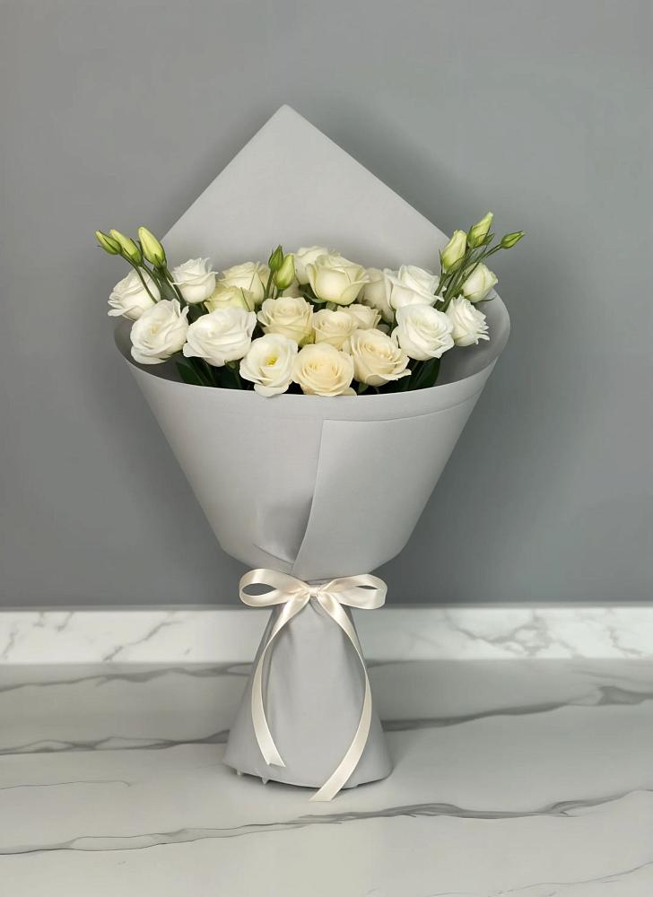 Букет цветов из: Розы и Лизиантусы в Костомукше