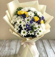 Букет цветов из:  Ирисы, Хризантемы и Розы в Костомукше