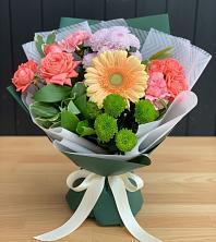 Букет цветов из:  Гвоздики, Розы, Герберы и Хризантемы в Костомукше