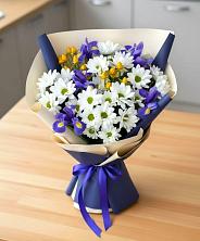 Букет цветов из:  Розы, Ирисы и Хризантемы в Костомукше
