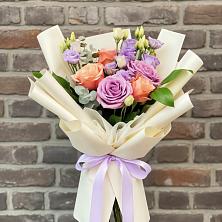 Букет цветов из:  Лизиантусы и Розы в Костомукше