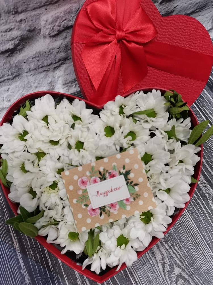 Цветочная композиция из Хризантемы в виде сердца в Костомукше