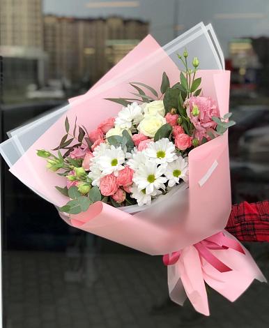Букет цветов из: Розы, Лизиантусы и Хризантемы в Костомукше